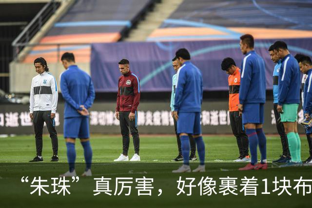 “朱珠”真厉害，好像裹着1块布就走机场，上半身任性下半身松弛